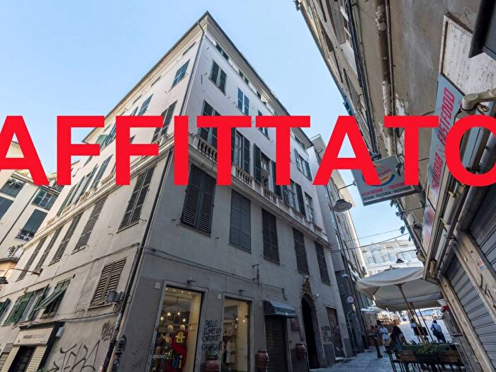 Appartamento trilocale in affitto in Salita Pollaiuoli, Molo, Genova