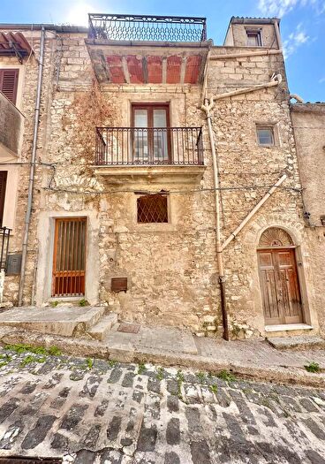 Casa con 6 locali in vendita in Chiusa Sclafani