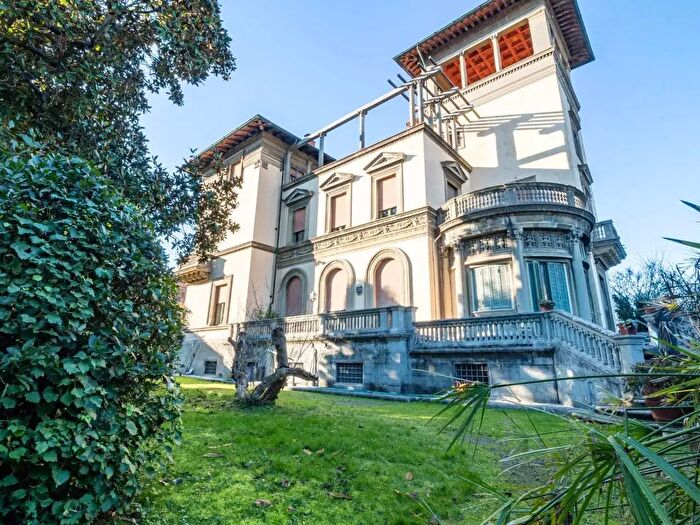 Casa con 10 locali in vendita in Pisa