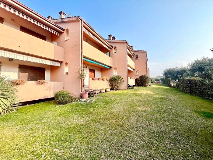 Appartamento trilocale in affitto in Via Costabella, Centro, Bardolino