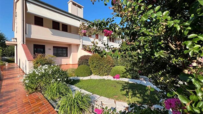 Casa con 6 locali in vendita in Montebelluna Posmon Via Barile, Montebelluna