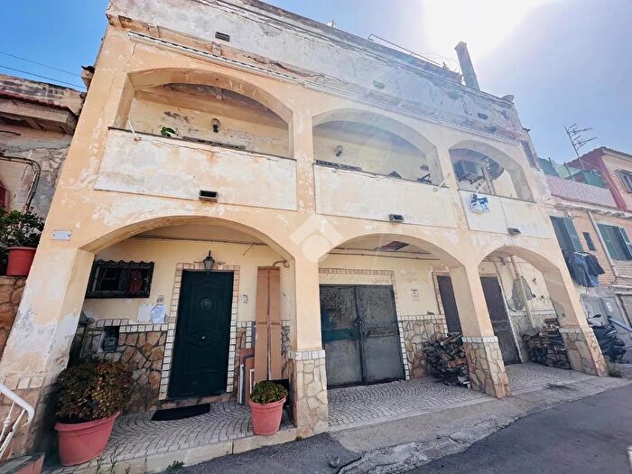 Casa con 6 locali in vendita in Via Calastro, Torre Del Greco