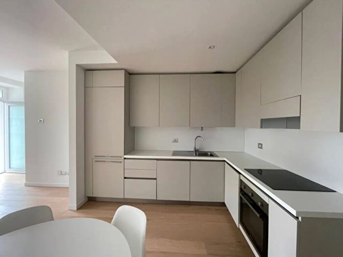 Appartamento trilocale in affitto in Via Andrea Solari, Milano