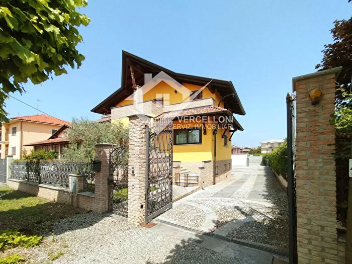 Casa con 6 locali in vendita in Via Cinque Martiri, Carpignano Sesia
