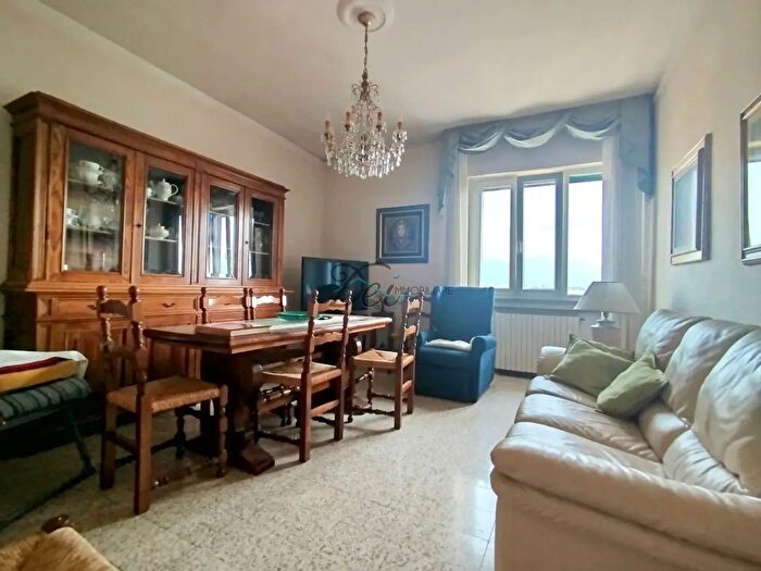Appartamento quadrilocale in vendita in Viale Sardegna, Lucca