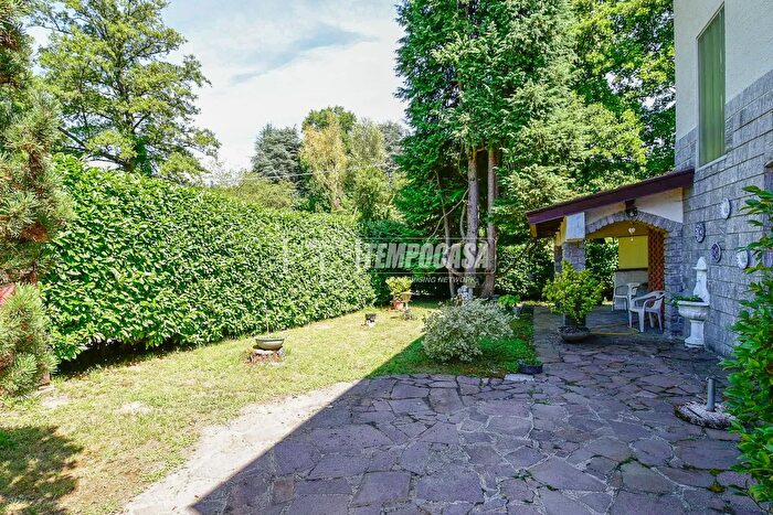 Casa quadrilocale in vendita in Via John Fitzgerald Kennedy, Capiago Intimiano