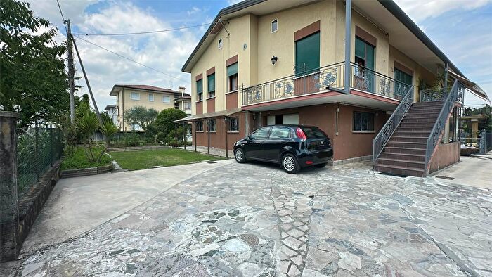 Casa con 7 locali in vendita in Carbonera