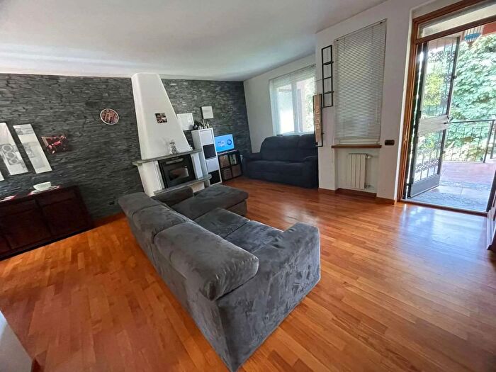 Appartamento con 6 locali in vendita in Marchirolo