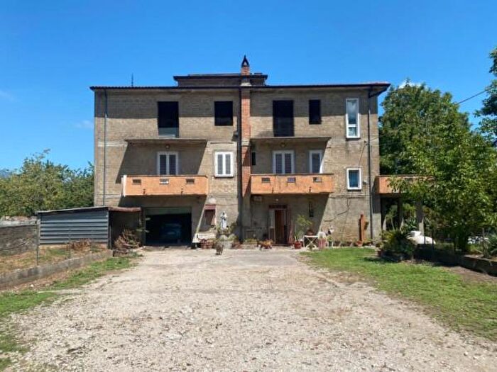 Casa con 6 locali in vendita in San Martino Valle Caudina