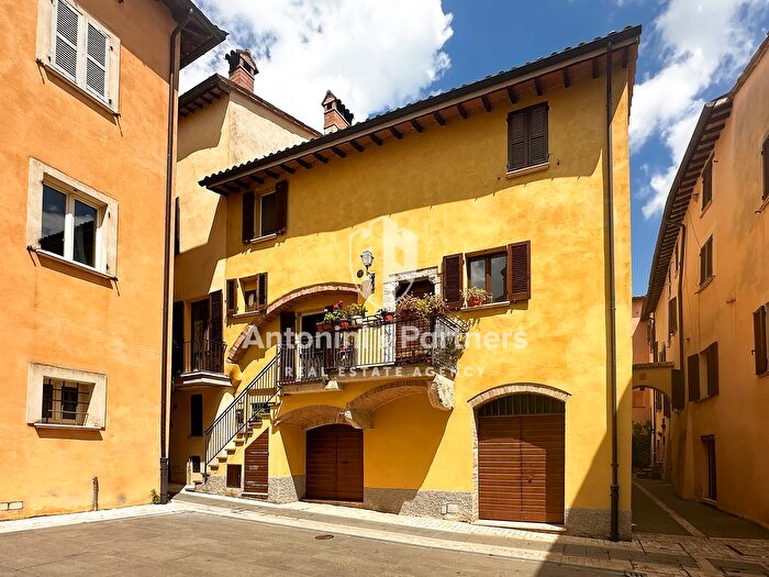 Appartamento quadrilocale in vendita in Via Vittorio Emanuele, Massa Martana