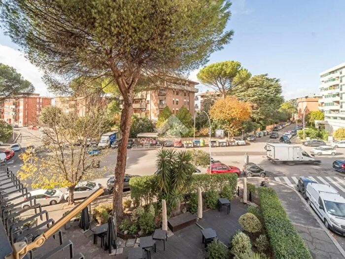 Appartamento trilocale in vendita in Via Cavriglia, Roma