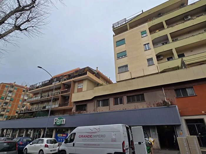 Appartamento trilocale in affitto in Viale Jonio, Roma