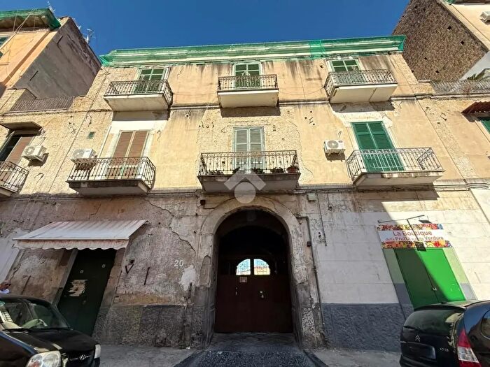 Appartamento quadrilocale in vendita in Via Regina Margherita, Napoli