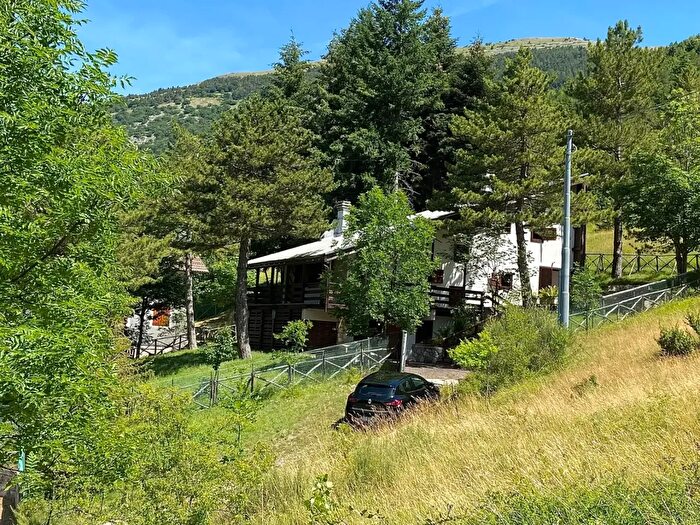 Casa con 8 locali in vendita in Via Piane, Bolognola