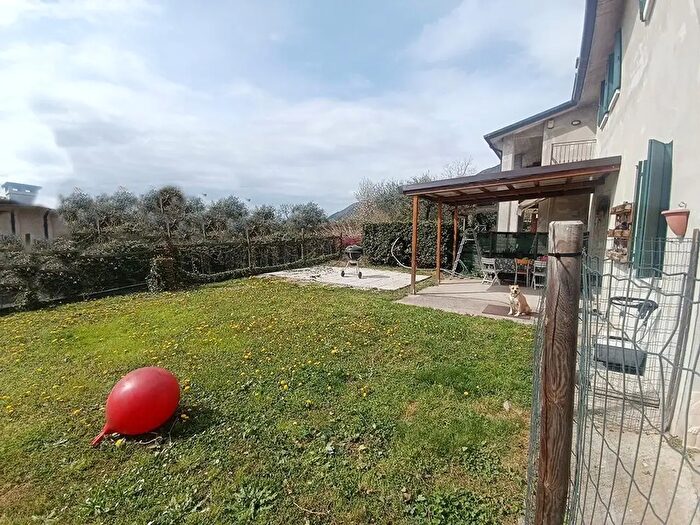 Casa con 8 locali in vendita in Borso Del Grappa