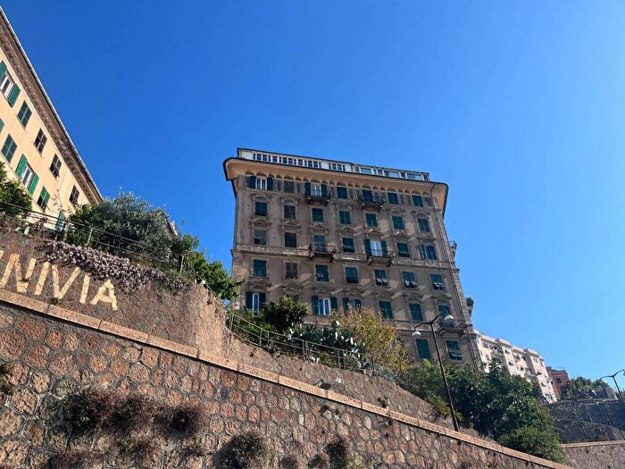Appartamento con 6 locali in affitto in Via Giuseppe Avezzana, Lagaccio, Genova