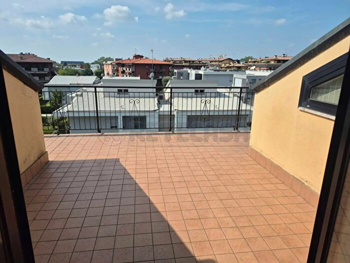 Appartamento con 6 locali in affitto in Seriate