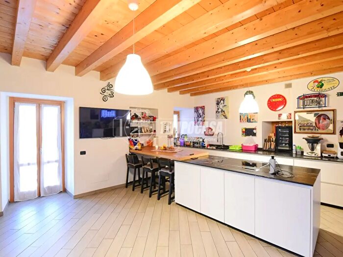 Appartamento quadrilocale in vendita in Via Giovanni Torti, Erba