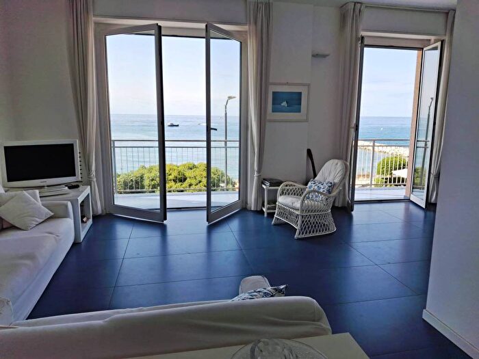 Appartamento trilocale in affitto in Corso Valparaiso, Centro, Chiavari