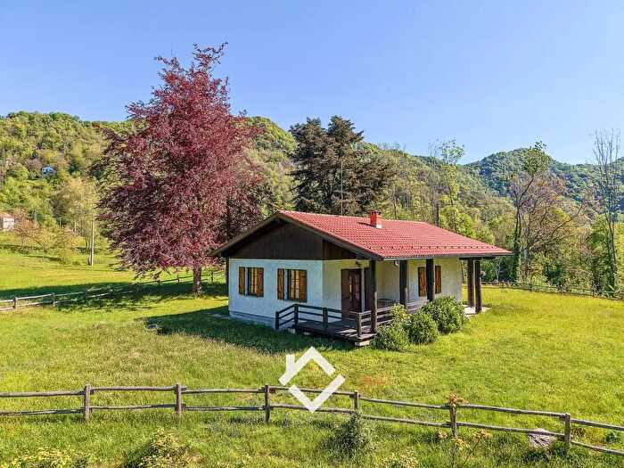 Casa quadrilocale in vendita in Frazione Casere, Laveno Mombello