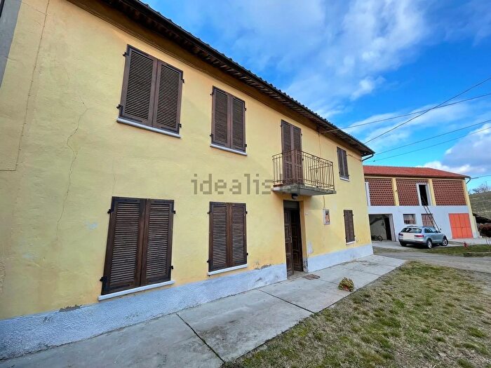 Casa con 12 locali in vendita in Santo Stefano Belbo