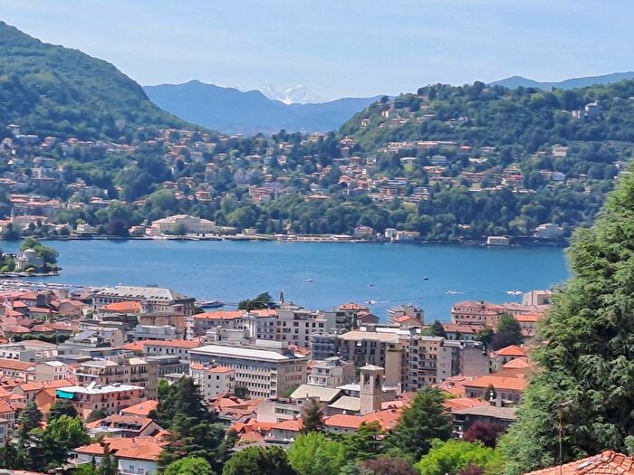 Appartamento trilocale in affitto in Via per Brunate, Garzola, Como