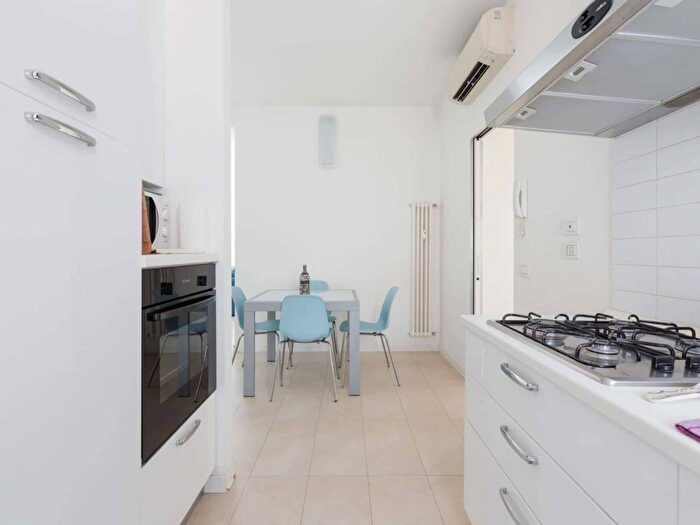 Appartamento trilocale in affitto in Via Pietro Borsieri, Isola, Milano