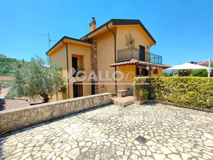 Casa con 10 locali in vendita in Via Due Forni Zumpano, San Pietro In Guarano