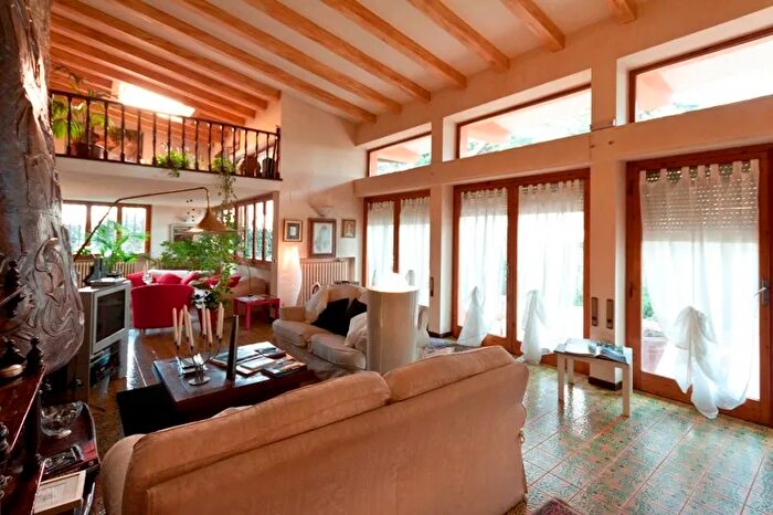 Casa con 7 locali in vendita in Pietrasanta