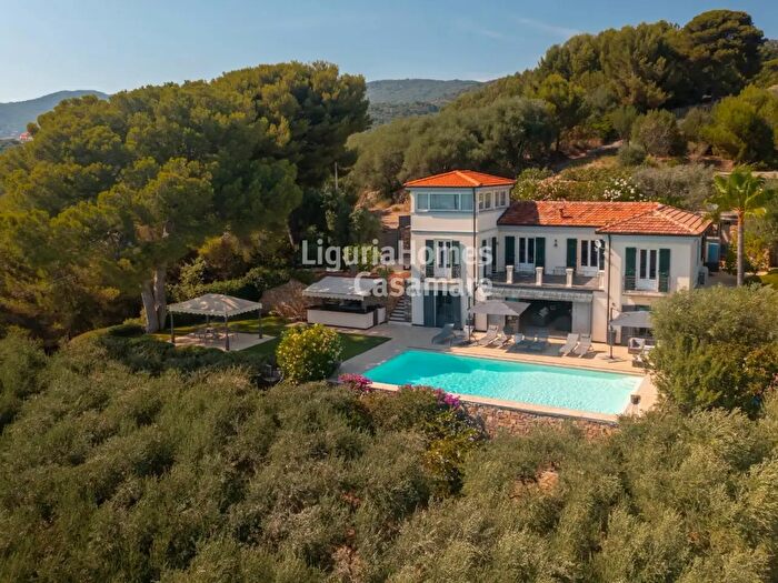 Casa con 8 locali in vendita in Via Santa Lucia, Diano Castello