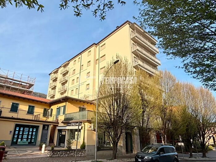 Appartamento trilocale in vendita in Via Roma, Sarnico