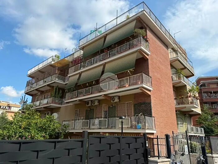 Appartamento trilocale in affitto in Via Emma Carelli, Roma