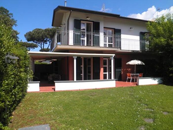 Casa con 6 locali in affitto in Via Antonio Canova, Forte Dei Marmi