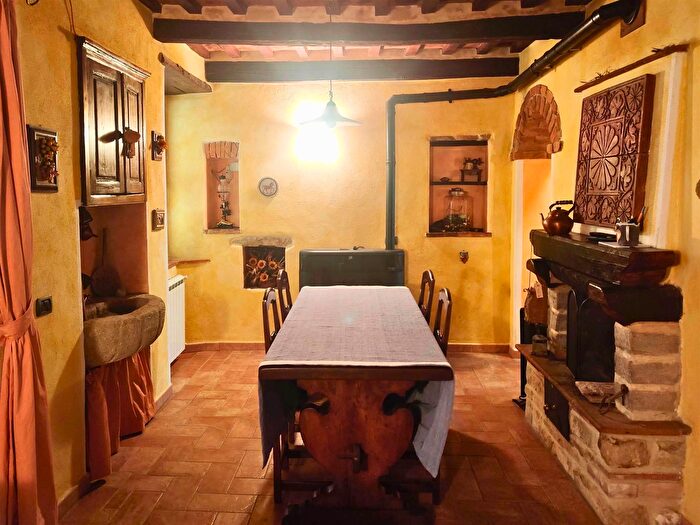 Appartamento con 6 locali in vendita in Via Vittorio Veneto, Seggiano