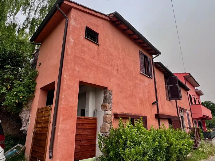 Casa quadrilocale in vendita in Vetralla