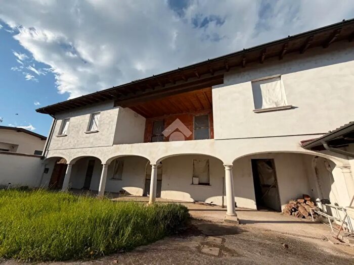 Casa con 7 locali in vendita in Via Fiume, Verolavecchia