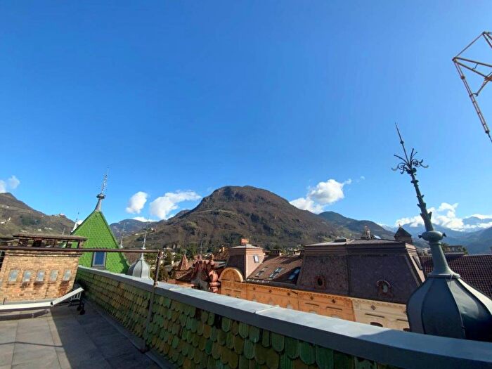 Casa quadrilocale in affitto in Via Cassa di Risparmio, Centro, Bolzano