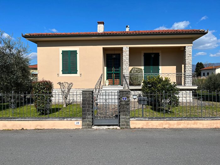 Casa in vendita in Via di SantAlessio, Lucca