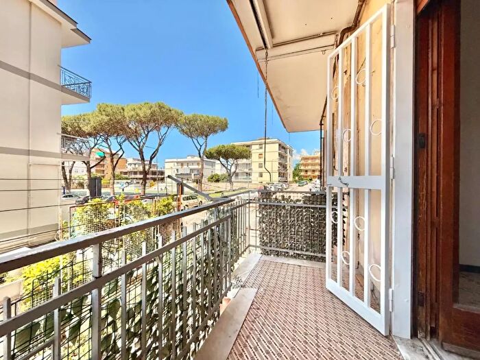 Appartamento trilocale in affitto in Viale Bognar, Pozzuoli