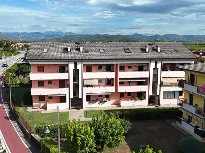 Appartamento trilocale in vendita in Via Cima Carega, Lavagno