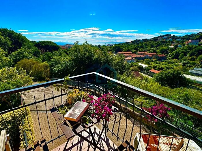 Appartamento trilocale in vendita in Via alla Torre, Spotorno