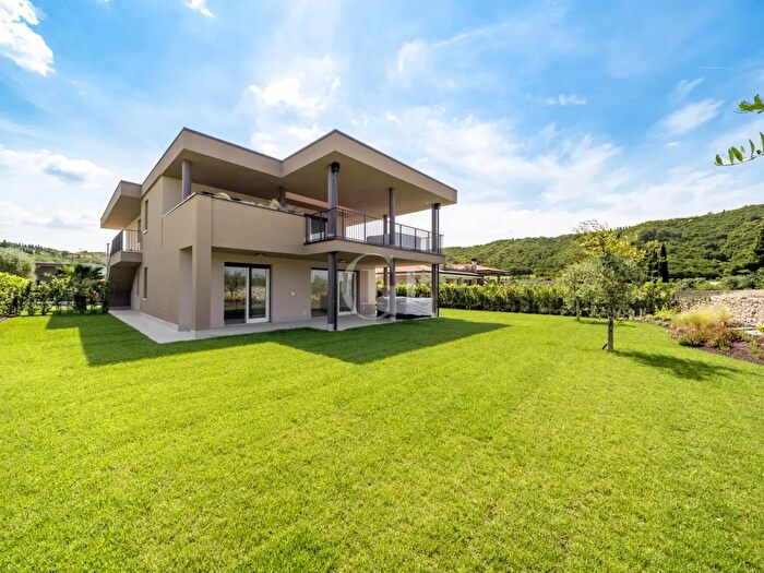 Casa quadrilocale in vendita in Garda