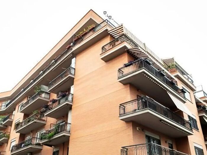 Appartamento trilocale in vendita in Via Jaime Pintor, Roma