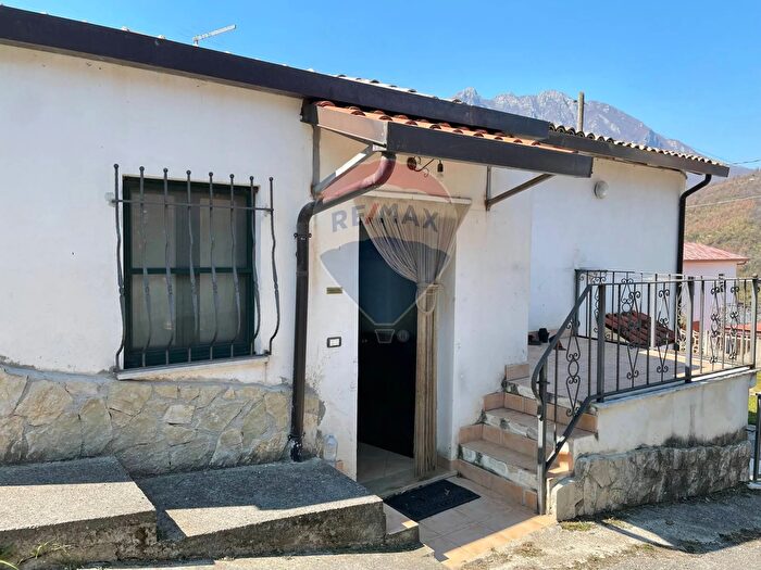 Casa con 5 locali in vendita in Via Cannine Snc, Scapoli