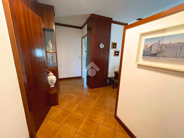 Appartamento quadrilocale in vendita in Via Tommaso Grossi, Saronno