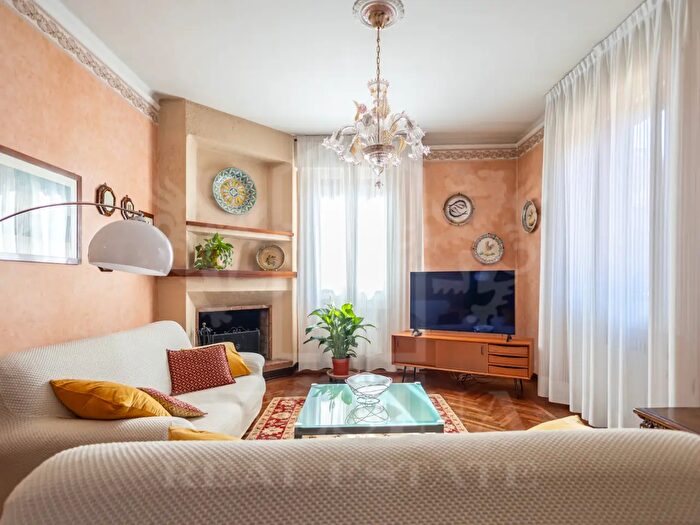 Appartamento con 6 locali in vendita in Via Federico Venturini, Bologna