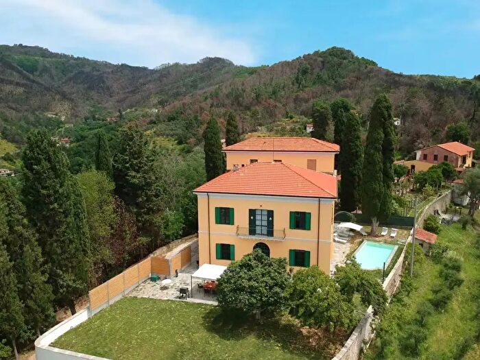 Casa con 15 locali in vendita in Massarosa
