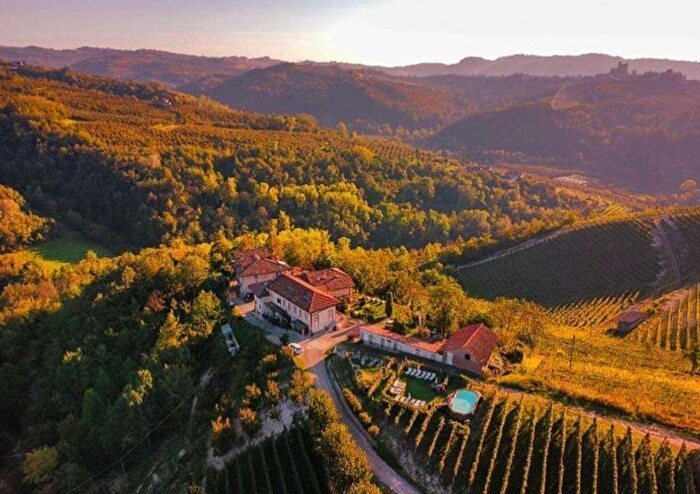 Casa con 13 locali in vendita in Via Mortizzo, Montelupo Albese