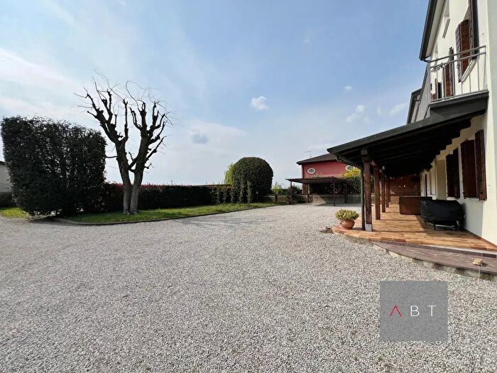 Casa con 8 locali in vendita in Santa Giustina In Colle