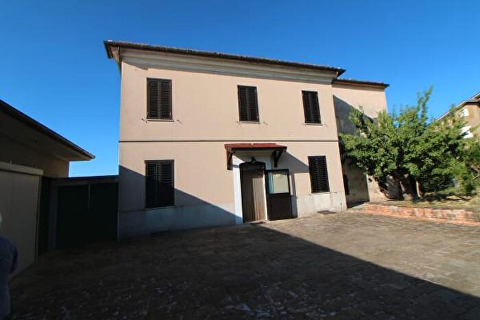 Casa con 6 locali in vendita in Rosora